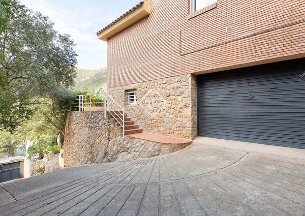 7 Bedroom house / villa with 70m² terrace for rent in Bellamar, Barcelona
