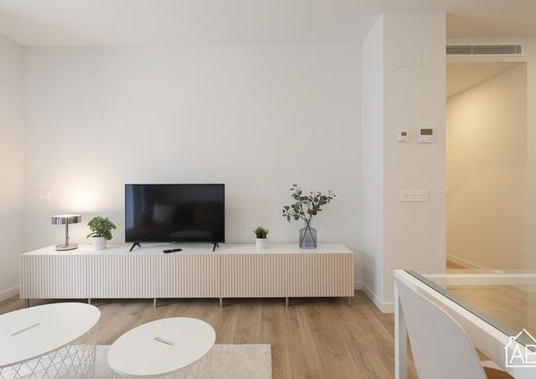 Beautiful 2 Bedroom Apartment with a Balcony and Communal Swimming Pool