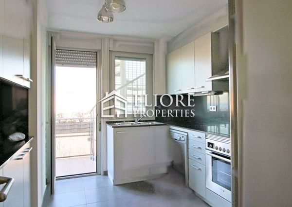 Bright penthouse with 2 private terraces and sea views!