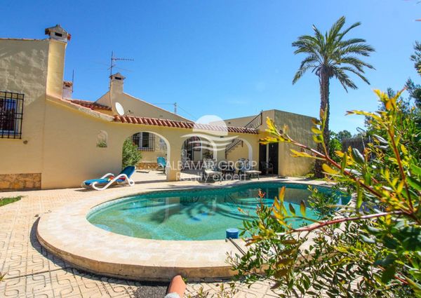 Villa with a private pool and garden in Albir