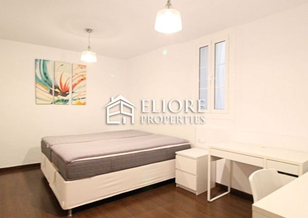 Renovated apartment right next to Plaça de Sant Jaume!