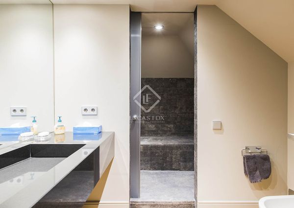 Excellent 6-bedroom house with 290 m² garden for rent in Esplugues, Barcelona