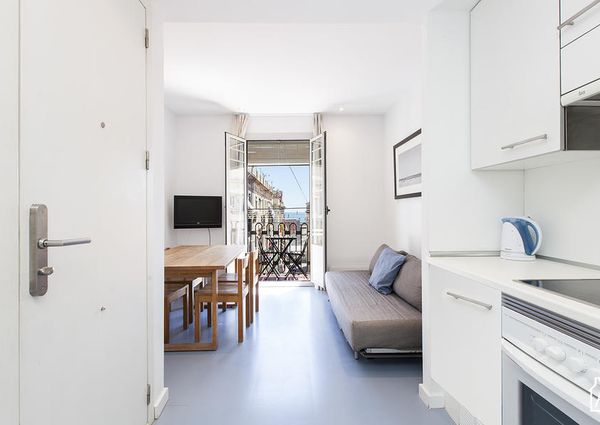 Cool Barceloneta Beach Apartment with a Communal Terrace