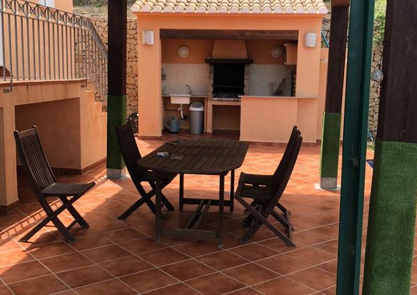Se alquila para todo el año chalet en Dénia