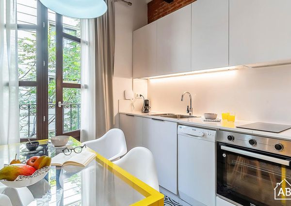 Bright and spacious two-bedroom apartment with balcony next to Hospital Clínic