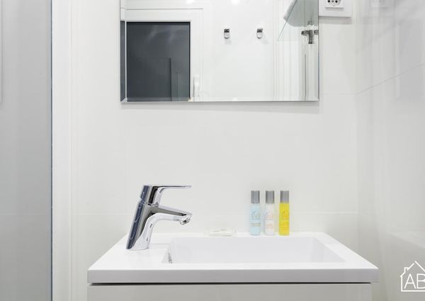 Beautiful 2-bedroom Apartment in El Born
