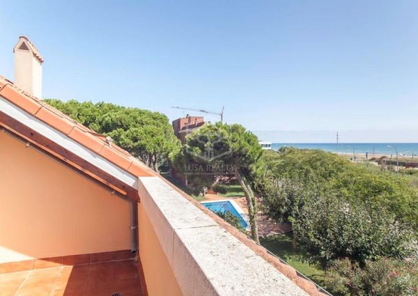 Semi-detached house for rent on the first sea-line in Gava Mar, Costa Garraf