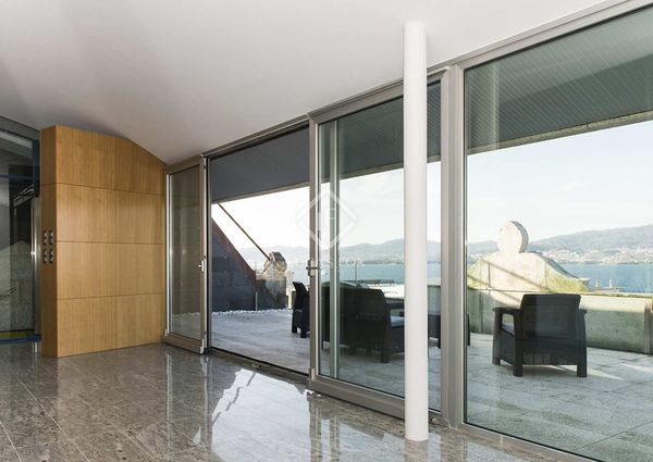 Fantastic 3-bedroom penthouse with sea views and private terrace for rent with option to purchase in Vigo, Pontevedra
