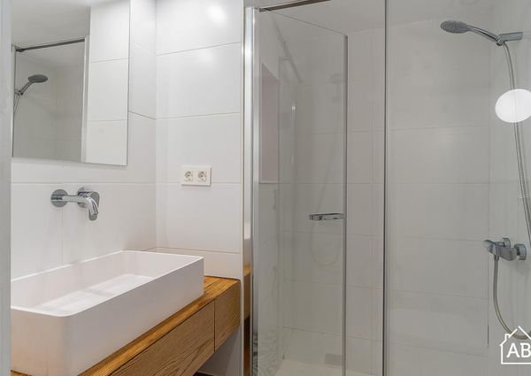 Recently refurbished two-bedroom apartment in Eixample with balcony