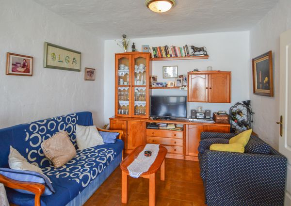 Apartment with terrace, garden and sea views, in Los Caideros
