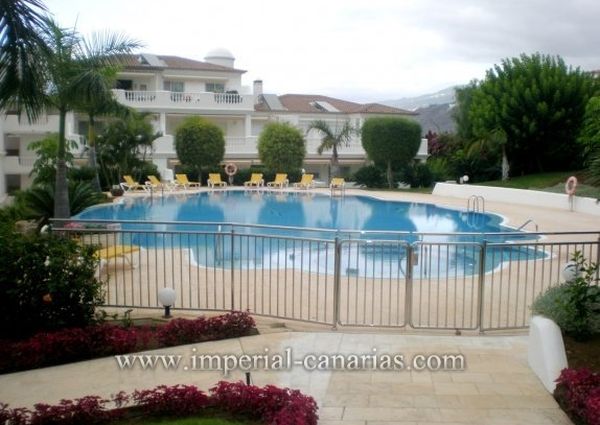 Elegante apartamento en complejo de La Paz, con piscina climatizada.