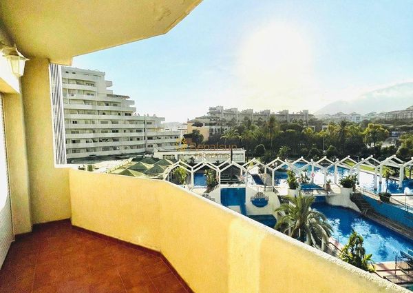 For rent from 1/3/2023 to 31/5/2023 nice apartment with sea views on the 1st line of the beach in Benalmadena