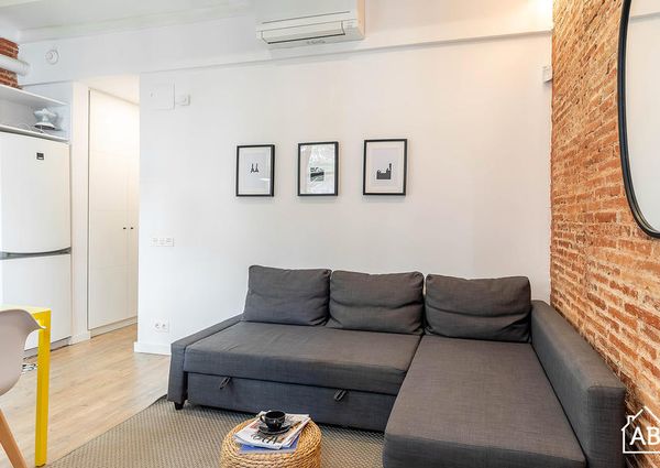 Bright and spacious two-bedroom apartment with balcony next to Hospital Clínic