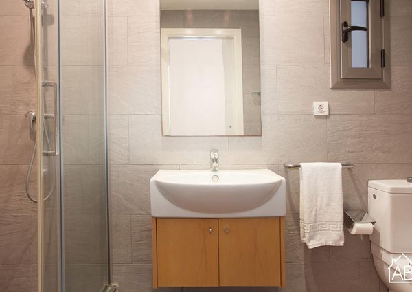 Chic and Cosy 2-bedroom Apartment in El Born
