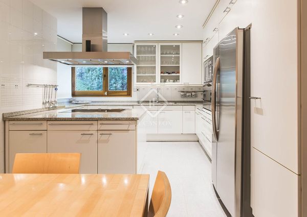 Excellent 6-bedroom house with 290 m² garden for rent in Esplugues, Barcelona