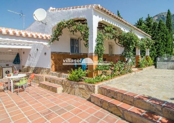 Delightful detached villa with pool and covered exterior kitchen in Frigiliana for winter rental