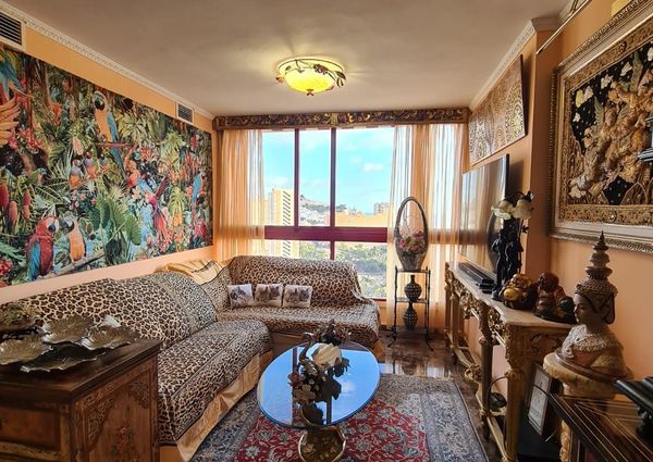 Se alquila Ático  de lujo con vistas al mar, amplia terraza y muebles de alta calidad en Benidorm