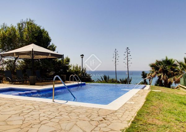 Designer villa surrounded by nature, with a garden and infinity pool, for rent by the sea close to Tarragona