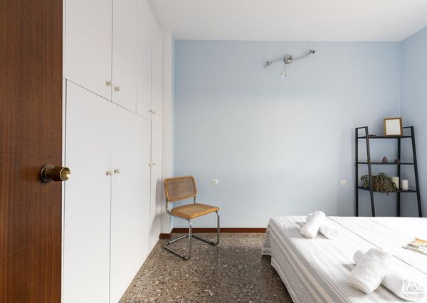 Spacious 4-bedroom apartment near the Sagrada Familia with balcony