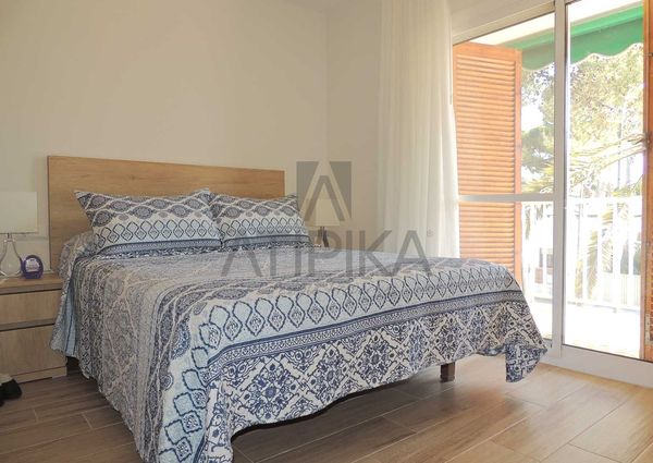 Bright apartment with communal pool overlooking the sea