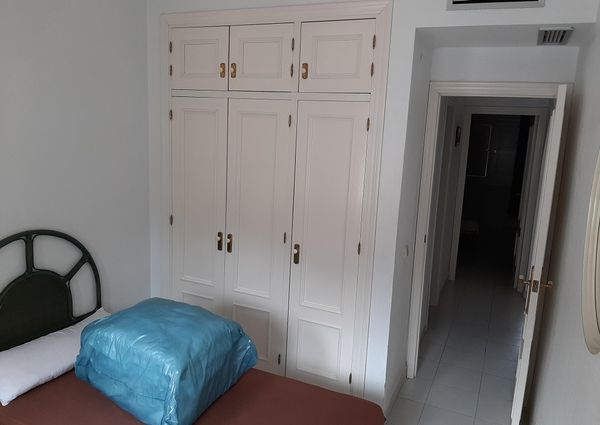 Se alquila para todo el año un estupendo apartamento con piscina en la zona de El Montgo Dénia