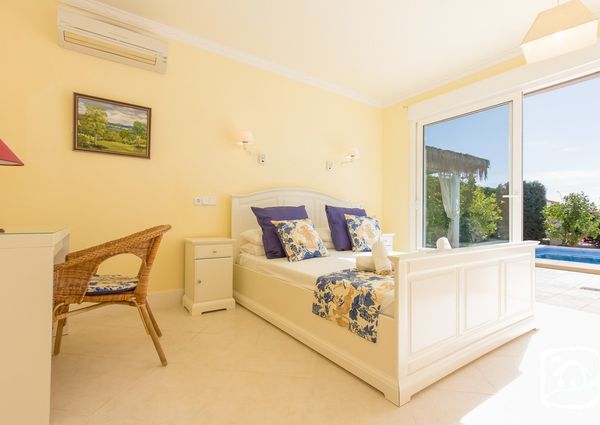 Rent villa LA CORONA