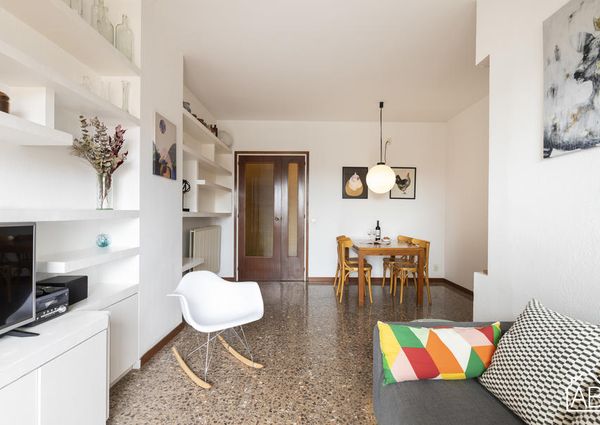 Spacious 4-bedroom apartment near the Sagrada Familia with balcony