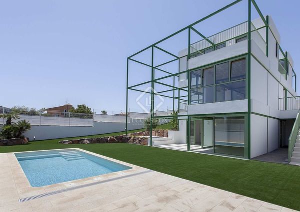 Exclusive brand new villa with a swimming pool for rent in Nueva Santa Bárbara, Valencia