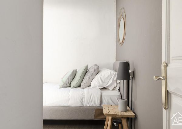 Bright and sunny apartment, only one street from the Barcelona port