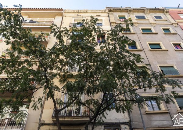 Chic Two-Bedroom Apartment Just Minutes From Avinguda del Paral·lel