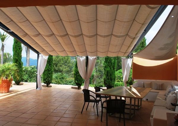 Spacious villa with fantastic panoramic views in an exclusive residential area