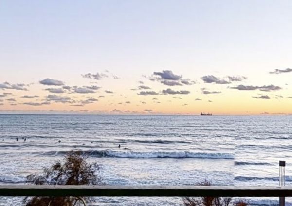 Frontline Apartment for rent by the coast in Palma de Mallorca.