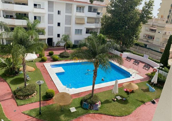 For rent MID SEASON from 01/10/23 to 30/06/24 magnificent apartment with sea views in La Carihuela [ Torremolinos )