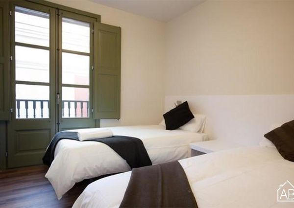 Gothic Quarter Apartment with a Balcony