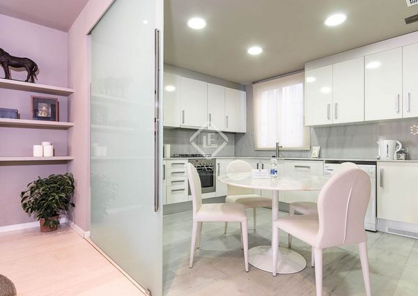 Wonderful duplex penthouse for rent, located on the top floor of a classic building in the iconic Barrio de El Carmen.