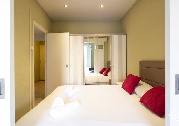 Chic Two-Bedroom Apartment in Artistic and Cosmpolitan Raval Quarter