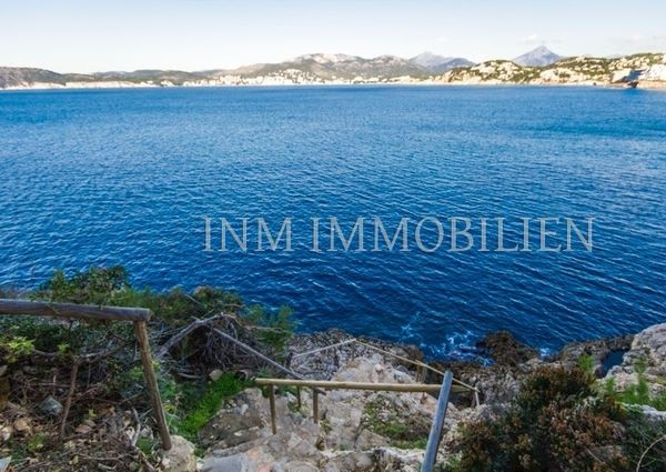 Villa with private sea access in the immediate vicinity of the harbor in Santa Ponsa