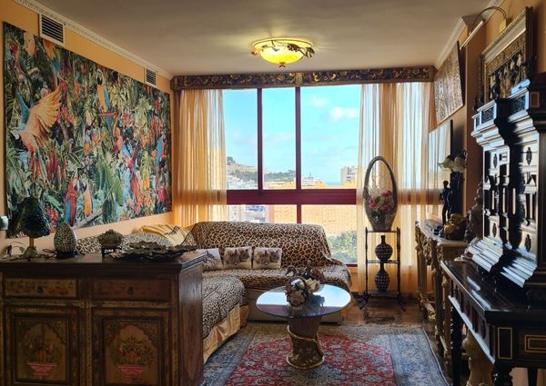 Se alquila Ático  de lujo con vistas al mar, amplia terraza y muebles de alta calidad en Benidorm