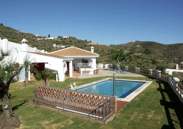 Beautiful villa with beautiful views of Torrox village and the sea for long term