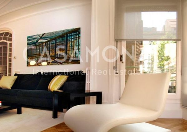 Modern 3 Bedroom Apartment with Private Terrace in Eixample