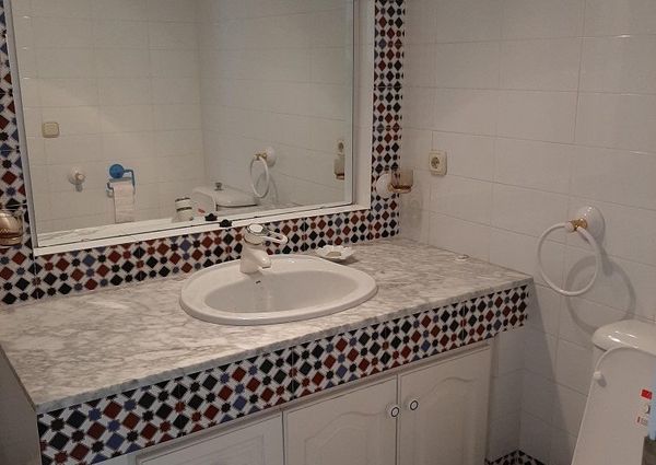 Se alquila para todo el año un estupendo apartamento con piscina en la zona de El Montgo Dénia