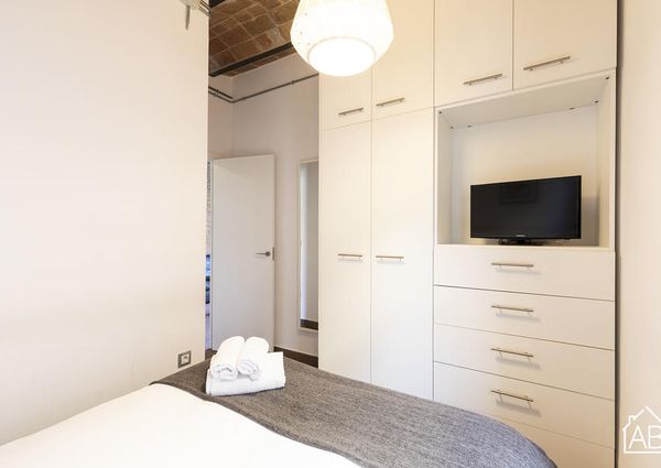 Trendy and Modern 2-bedroom Apartment in El Born