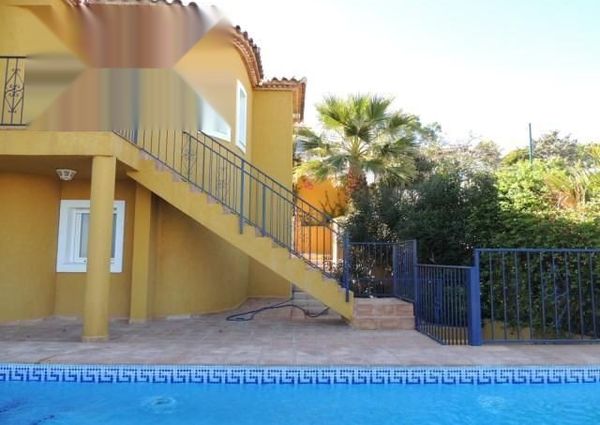 Detached villa for long stay in La Nucía urbanization El Tossal with guest apartment.