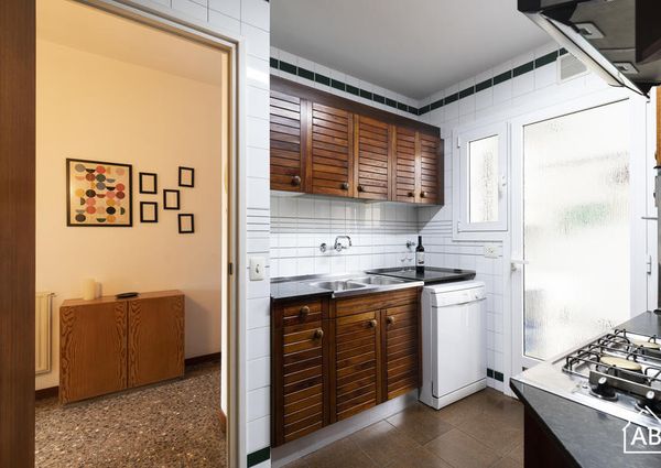 Spacious 4-bedroom apartment near the Sagrada Familia with balcony