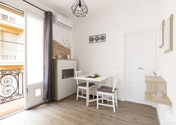 Newly renovated One-Bedroom Barceloneta Apartment with Balcony