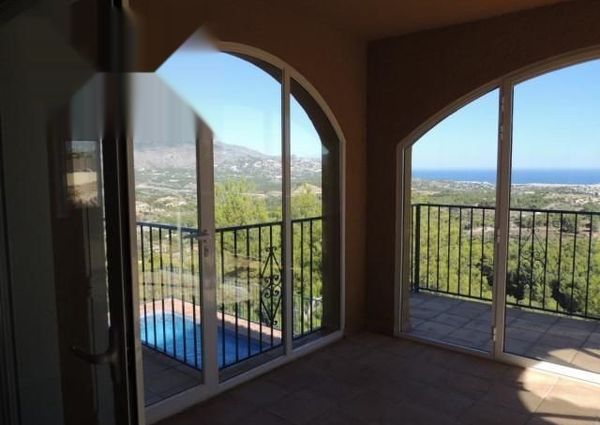 Detached villa for long stay in La Nucía urbanization El Tossal with guest apartment.