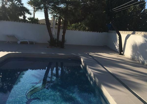 Se alquila villa de diseño moderno, con piscina privada en Dénia
