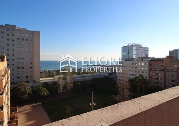 Duplex with 2 terraces and sea views in Diagonal Mar