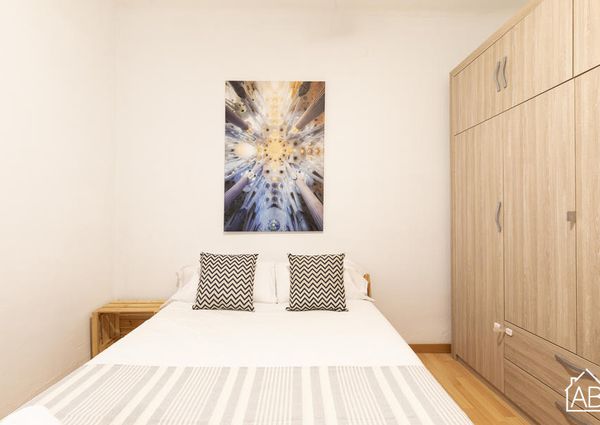 Spacious Three-Bedroom Eixample Apartment with Communal Terrace