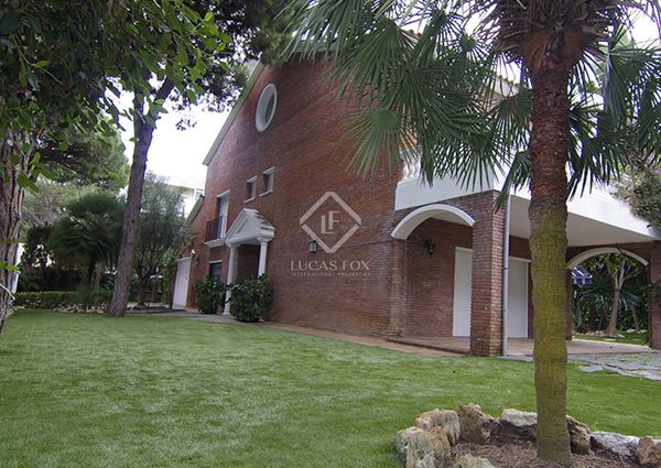Large house for rent in La Pineda near the beach and international schools